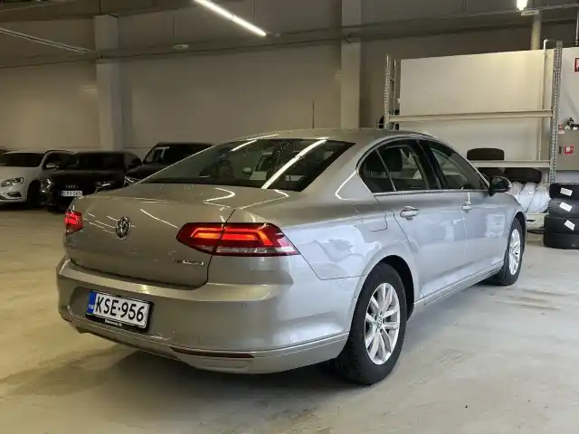 Harmaa Sedan, Volkswagen Passat – KSE-956