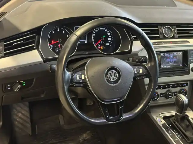 Harmaa Sedan, Volkswagen Passat – KSE-956