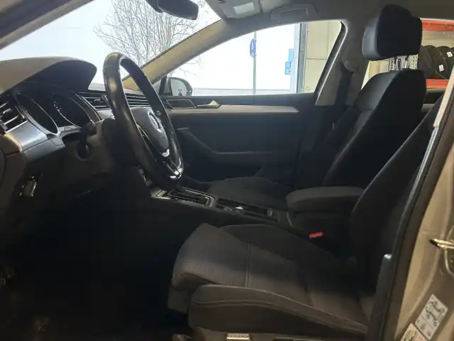 Harmaa Sedan, Volkswagen Passat – KSE-956