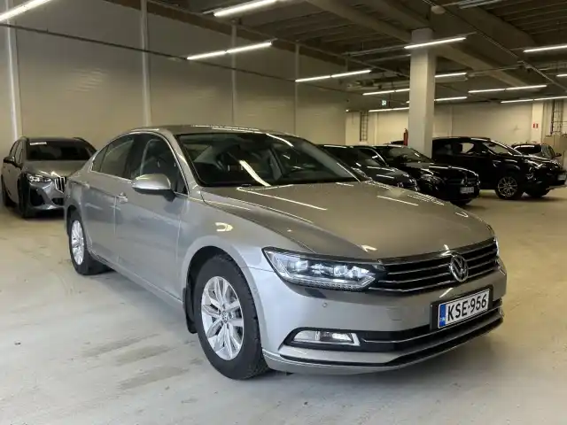 Harmaa Sedan, Volkswagen Passat – KSE-956
