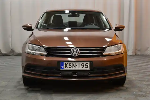 Ruskea Sedan, Volkswagen Jetta – KSN-195