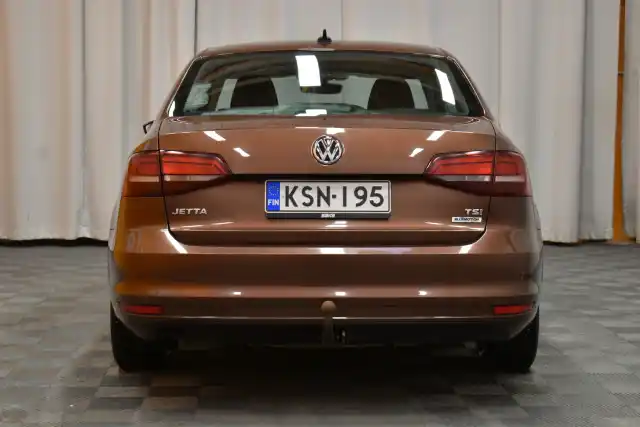 Ruskea Sedan, Volkswagen Jetta – KSN-195