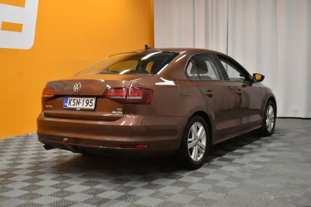 Ruskea Sedan, Volkswagen Jetta – KSN-195