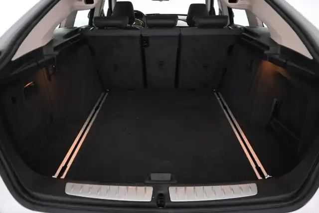 Valkoinen Sedan, BMW 330 Gran Turismo – KSS-162