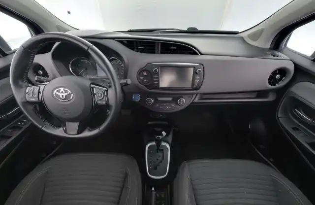 Sininen Viistoperä, Toyota Yaris – KST-504