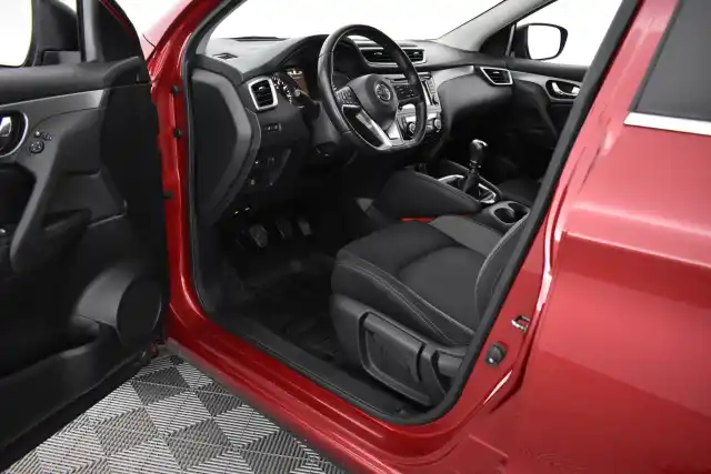 Punainen Maastoauto, Nissan Qashqai – KTC-228
