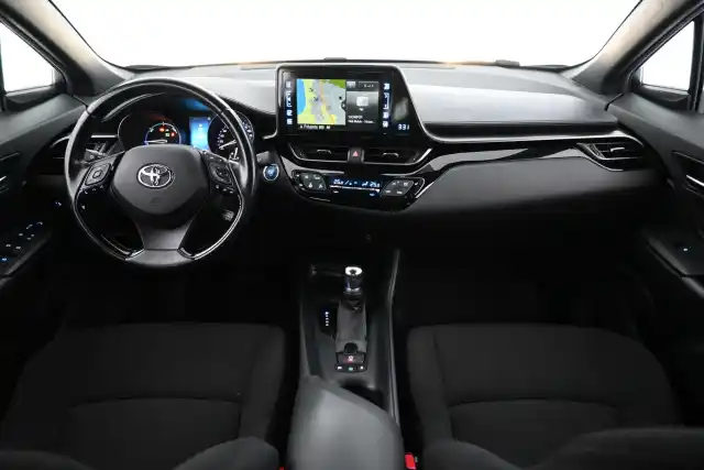 Punainen Maastoauto, Toyota C-HR – KTE-553