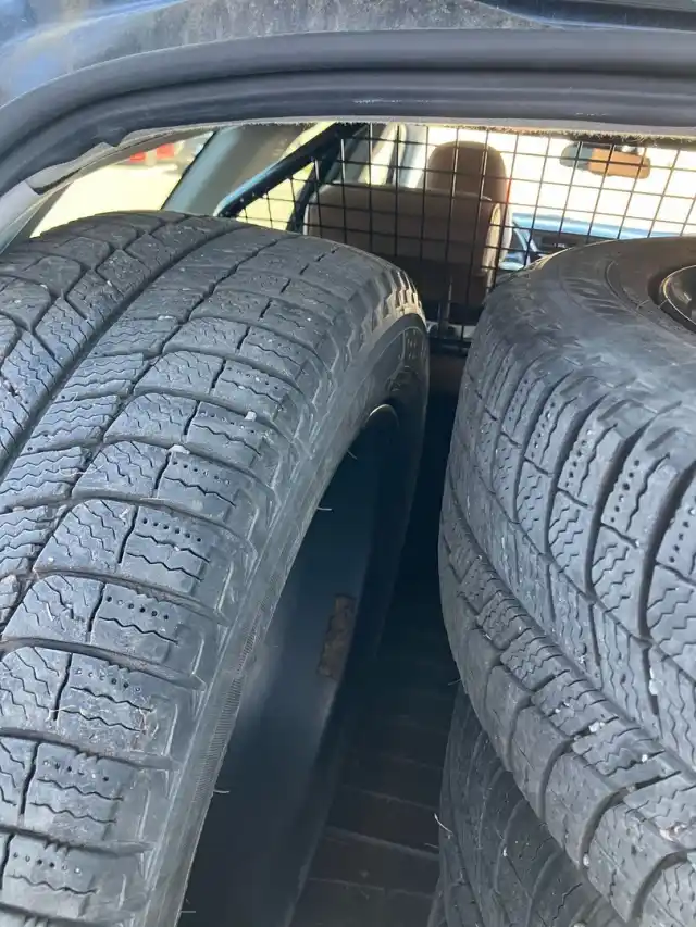 Musta Tila-auto, Toyota Auris – KTH-796
