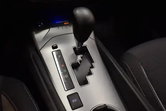 Musta Farmari, Toyota Avensis – KTH-871