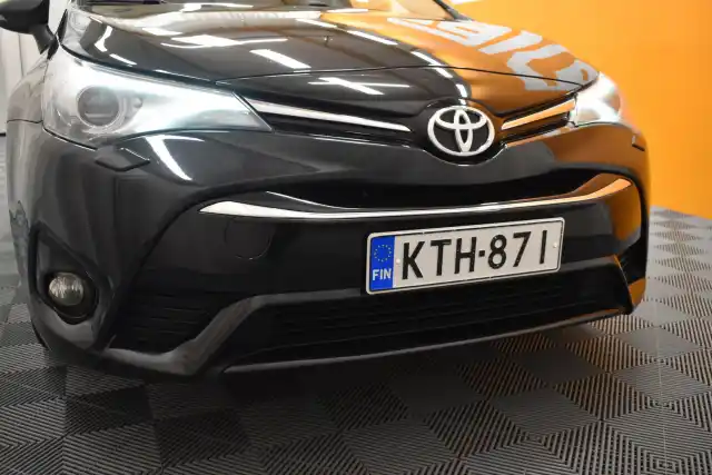 Musta Farmari, Toyota Avensis – KTH-871