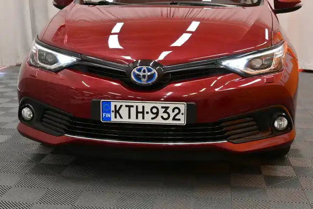 Punainen Farmari, Toyota Auris – KTH-932