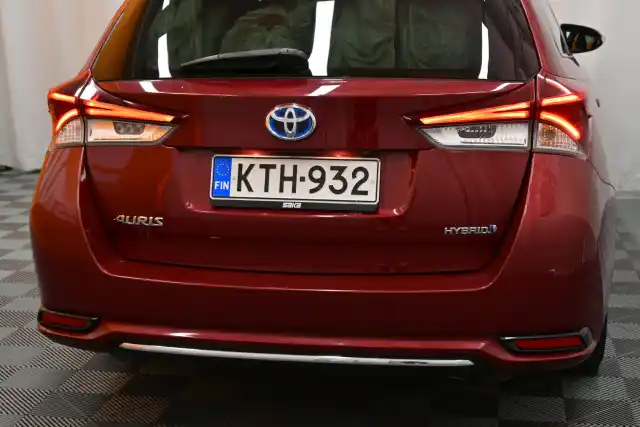 Punainen Farmari, Toyota Auris – KTH-932