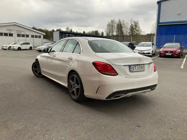 Valkoinen Sedan, Mercedes-Benz C – KTJ-282