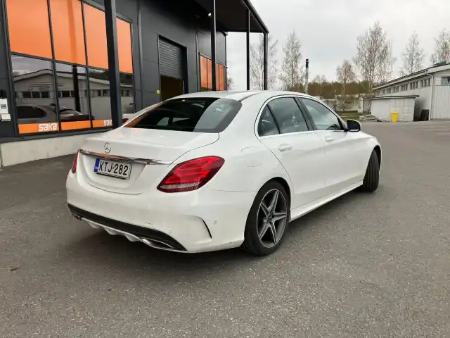 Valkoinen Sedan, Mercedes-Benz C – KTJ-282