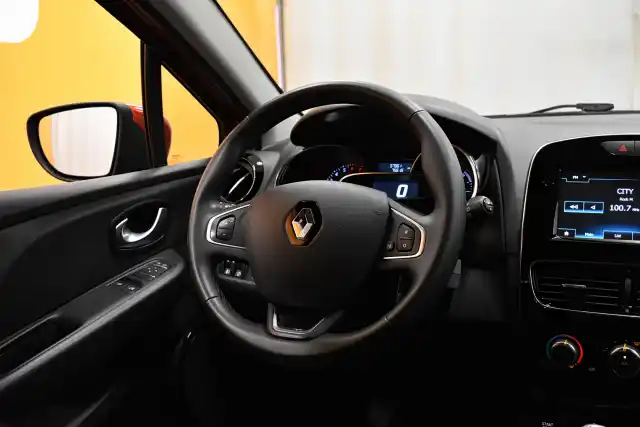 Punainen Viistoperä, Renault Clio – KTL-432