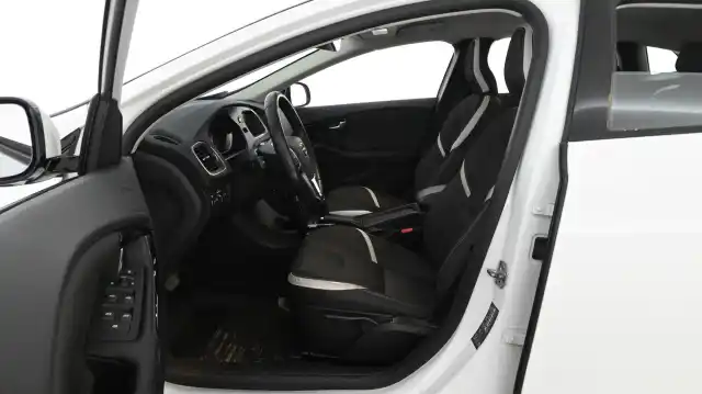 Valkoinen Viistoperä, Volvo V40 – KTM-995