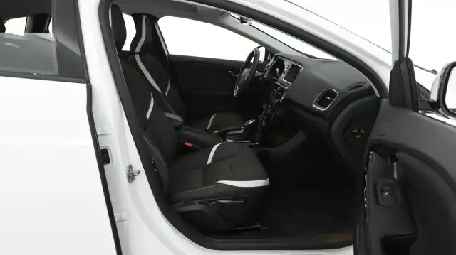 Valkoinen Viistoperä, Volvo V40 – KTM-995