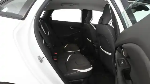 Valkoinen Viistoperä, Volvo V40 – KTM-995