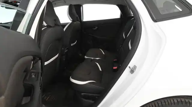 Valkoinen Viistoperä, Volvo V40 – KTM-995