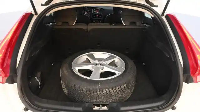 Valkoinen Viistoperä, Volvo V40 – KTM-995