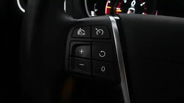 Valkoinen Viistoperä, Volvo V40 – KTM-995