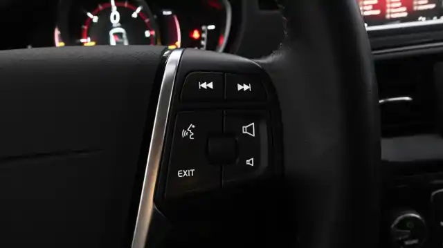 Valkoinen Viistoperä, Volvo V40 – KTM-995