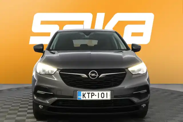 Harmaa Maastoauto, Opel Grandland X – KTP-101