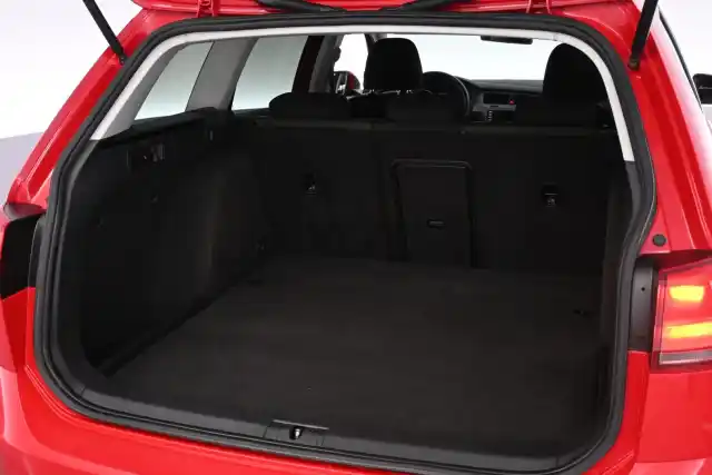 Punainen Farmari, Volkswagen Golf – KTS-873