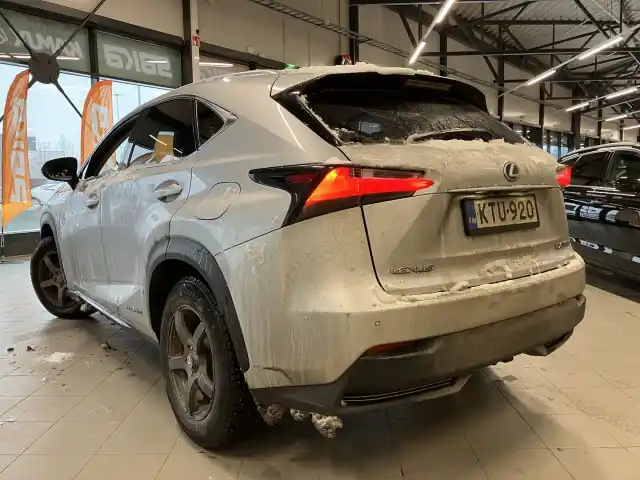 Harmaa Maastoauto, Lexus NX – KTU-920