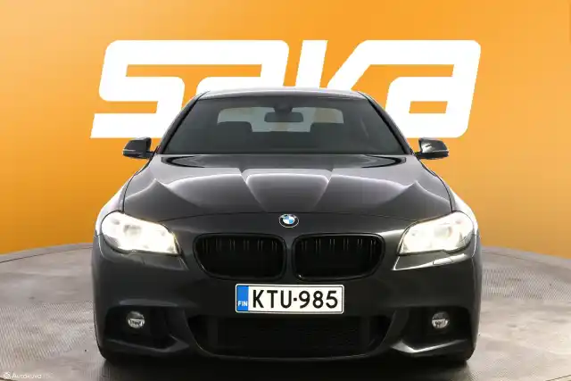 Harmaa Sedan, BMW 535 – KTU-985