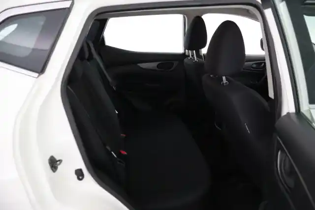 Valkoinen Maastoauto, Nissan Qashqai – KTV-126