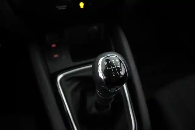 Valkoinen Maastoauto, Nissan Qashqai – KTV-126
