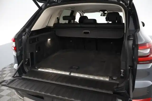 Harmaa Maastoauto, BMW X5 – KTV-275