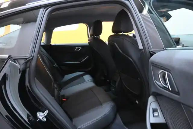 Musta Sedan, BMW 218 – KTV-390