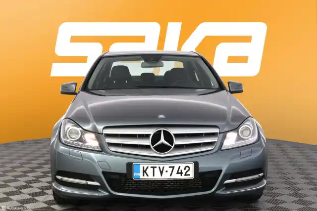Harmaa Sedan, Mercedes-Benz C – KTV-742