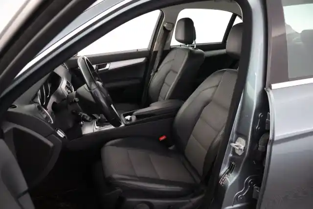 Harmaa Sedan, Mercedes-Benz C – KTV-742