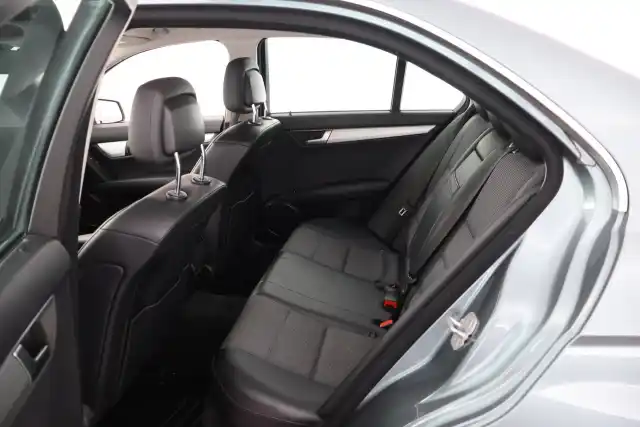 Harmaa Sedan, Mercedes-Benz C – KTV-742