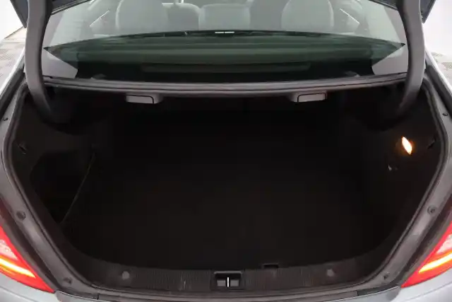 Harmaa Sedan, Mercedes-Benz C – KTV-742
