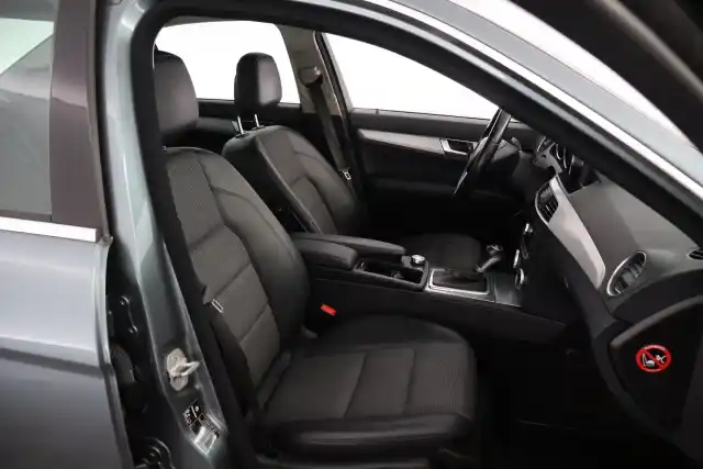 Harmaa Sedan, Mercedes-Benz C – KTV-742
