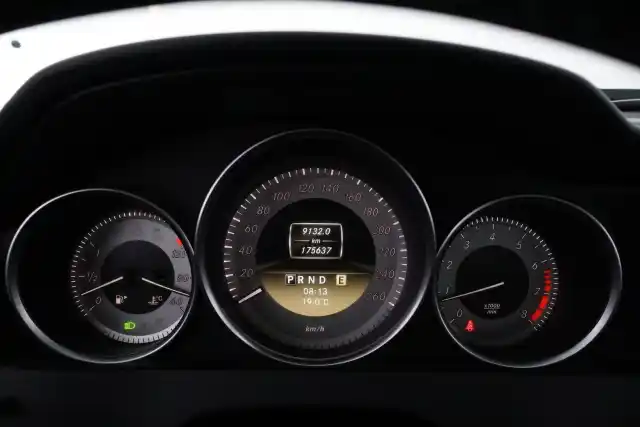 Harmaa Sedan, Mercedes-Benz C – KTV-742