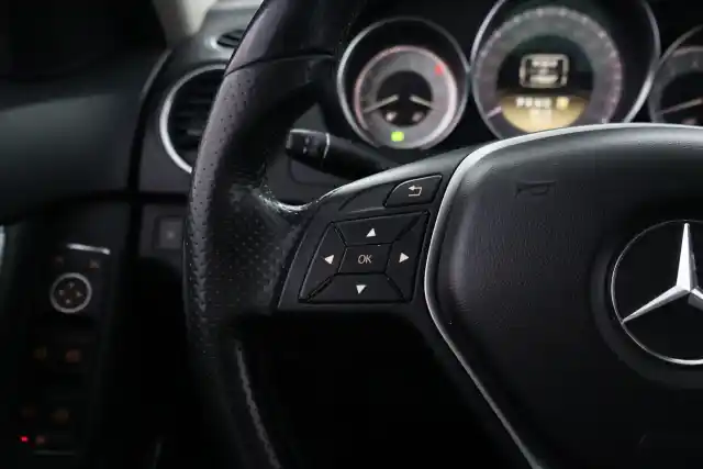 Harmaa Sedan, Mercedes-Benz C – KTV-742