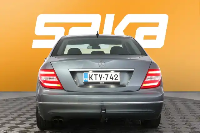 Harmaa Sedan, Mercedes-Benz C – KTV-742