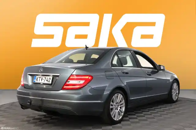 Harmaa Sedan, Mercedes-Benz C – KTV-742