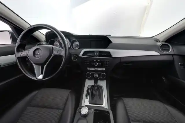 Harmaa Sedan, Mercedes-Benz C – KTV-742