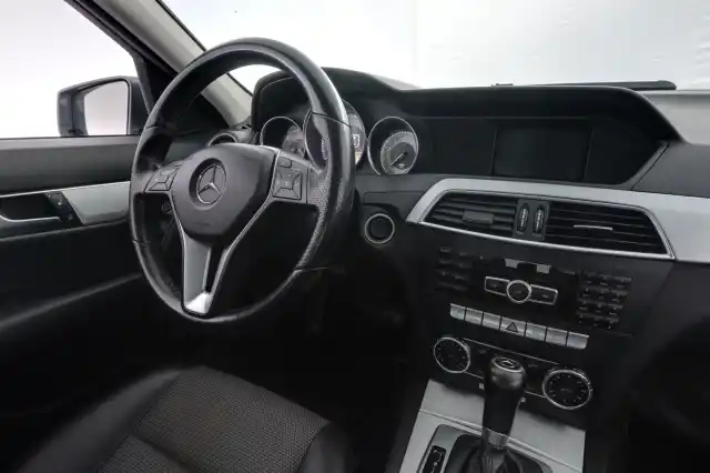 Harmaa Sedan, Mercedes-Benz C – KTV-742