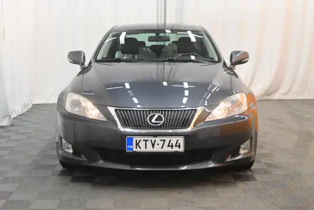 Harmaa Sedan, Lexus IS – KTV-744