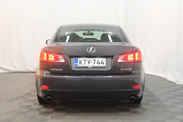 Harmaa Sedan, Lexus IS – KTV-744