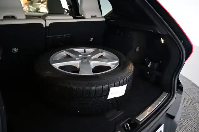 Musta Maastoauto, Volvo XC40 – KTZ-232