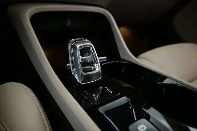 Musta Maastoauto, Volvo XC40 – KTZ-232
