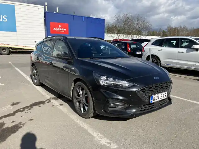 Musta Farmari, Ford Focus – KUA-249